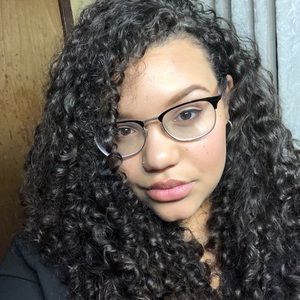 Meet your Posher, Caitlin